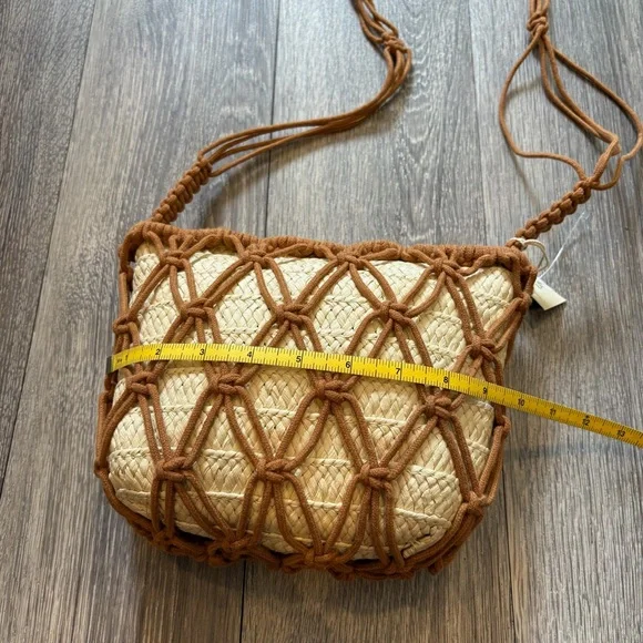 Universal Threads Cream and Brown Woven Crossbody Bag - Picture 7 of 8